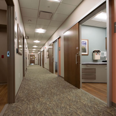 advocate-aurora_racine_patient-corridor_ambulatory_healthcare_zastudios_web-m